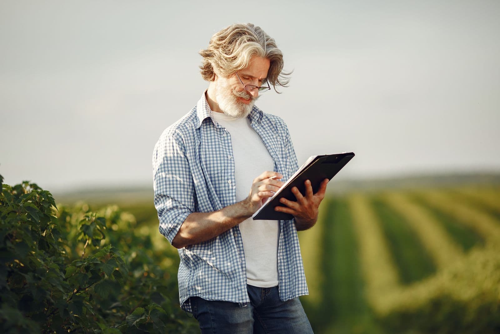 Agricultor con papeleo, libretas y hojas de cálculo